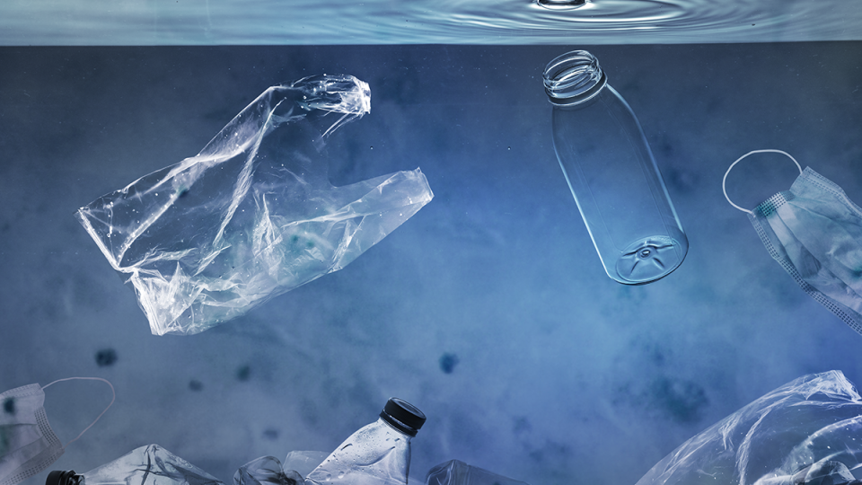 Imagen de plásticos contaminando el océano