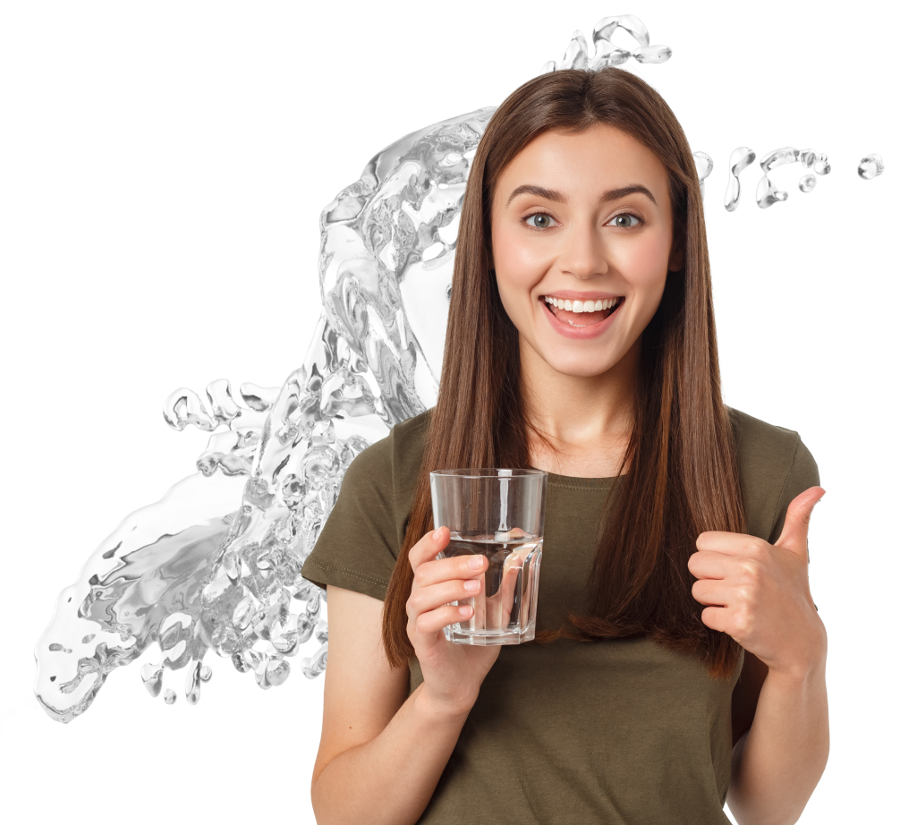 Una mujer disfruta de un vaso de agua pura y de calidad gracias a los sistemas de tratamiento del agua de AquaWorld Canarias