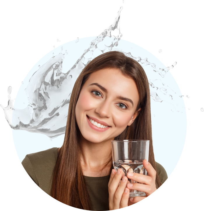 Una mujer disfruta de un vaso de agua pura y de calidad gracias a los sistemas de tratamiento del agua de AquaWorld Canarias