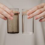 En un lado se ve un vaso de agua sucia y en el otro limpio ya que ha aplicado el mantenimiento de filtro de agua adecuado