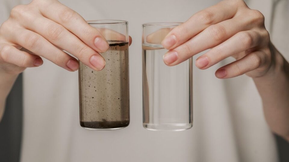 En un lado se ve un vaso de agua sucia y en el otro limpio ya que ha aplicado el mantenimiento de filtro de agua adecuado