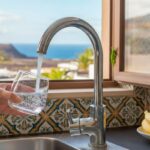 Vaso de agua sacado del grifo en las Islas Canarias