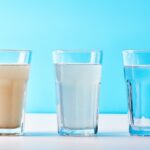 En la imagen se ve a vasos de agua sucios tras pasar por la osmosis inversa o filtración de agua