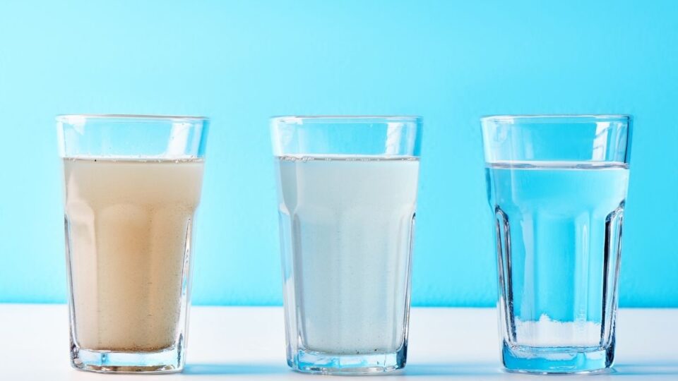 En la imagen se ve a vasos de agua sucios tras pasar por la osmosis inversa o filtración de agua